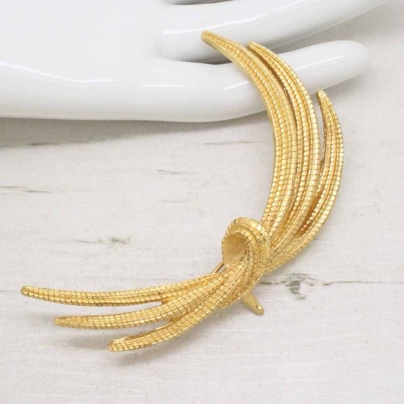 Monet Gold Crest Brooch - Picture 5 of 14